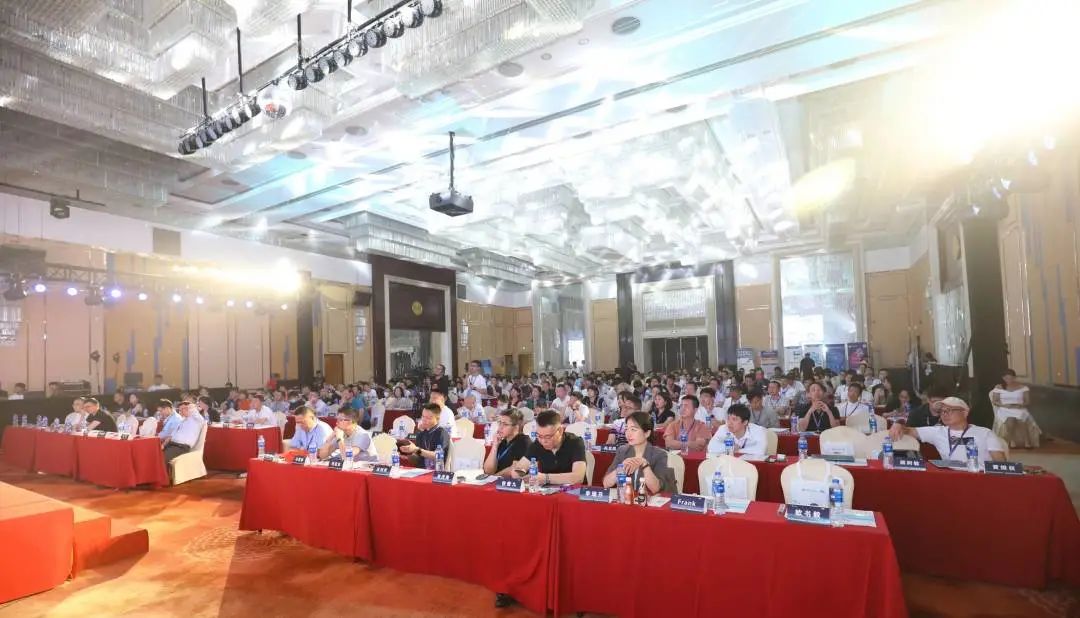 伯俊受邀參加第八屆全國(guó)時尚消費品行業轉型高峰論壇丨市場活動